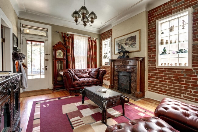 Building Photo - Bungalow in Desirable Highlands! Location Matters!