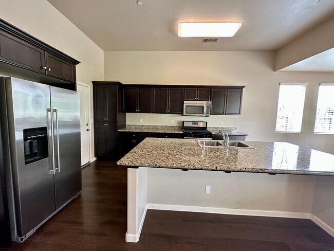 Foto del edificio - NW Visalia Home Coming Soon!