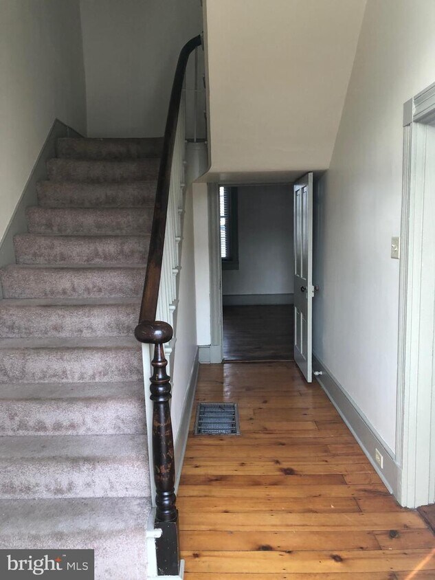Primary Photo - 3 E Main St