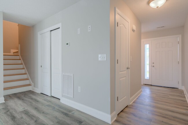 Building Photo - Oak Tree Townhome | 3 Bedrooms, 3.5 Bathro...