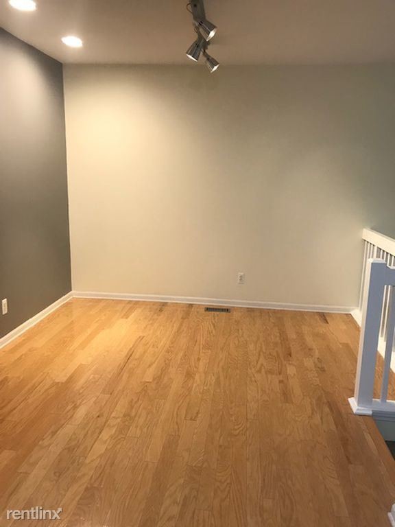 Foto del edificio - 3 br, 1.5 bath Townhome - 23980 Woodward Ave