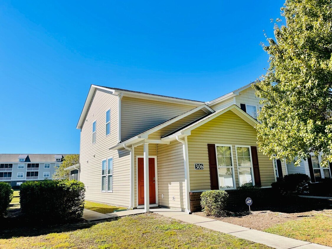 Foto principal - SPACIOUS 3bed/2.5bath TOWNHOME w/1st floor...