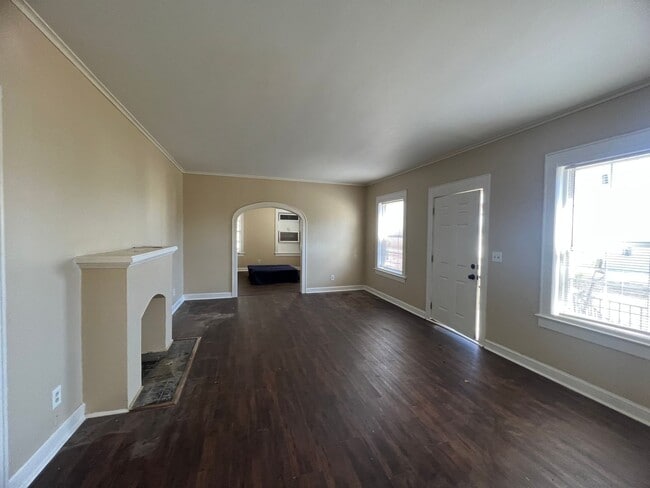 Building Photo - Close to Ochsner LSU, dining and shopping...