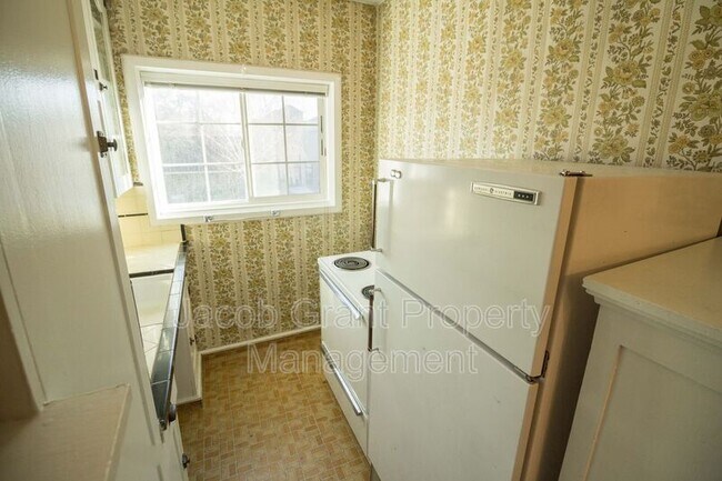 Building Photo - 676 Memorial Dr