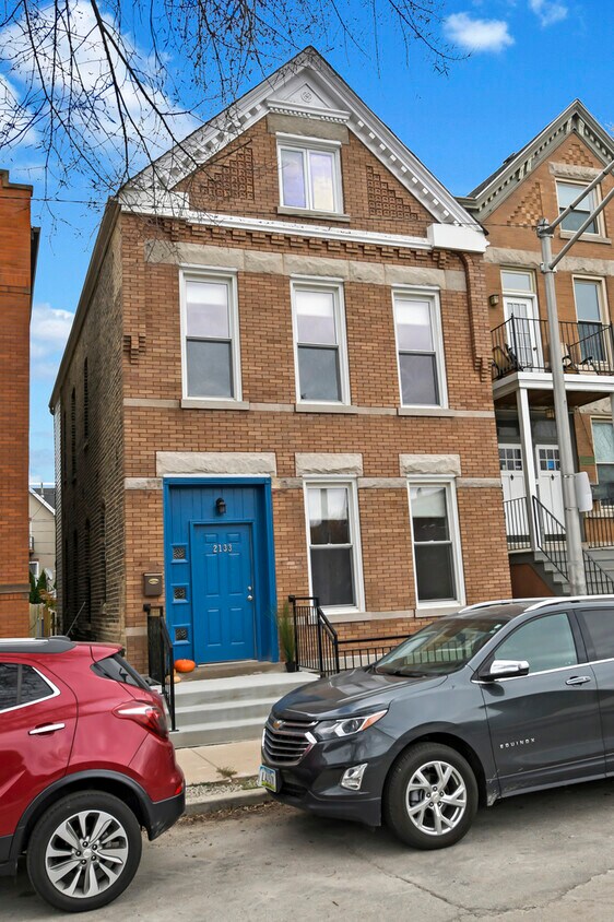 Primary Photo - 2133 N Oakley Ave