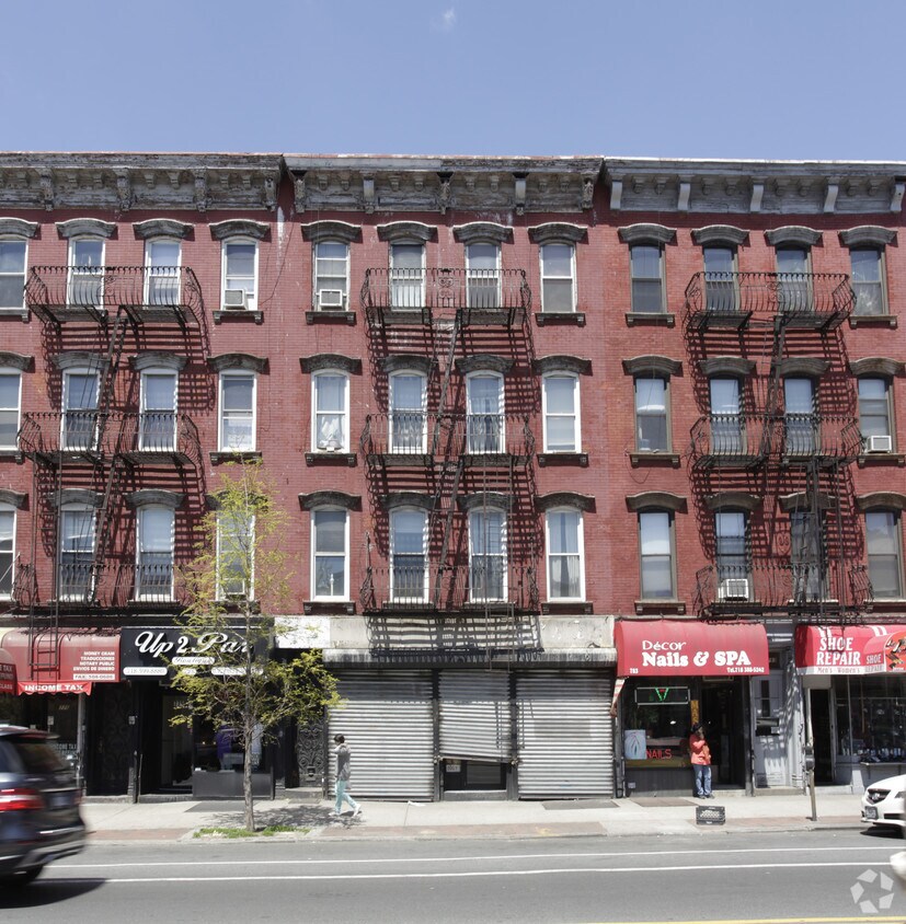 Building Photo - 779 Grand St