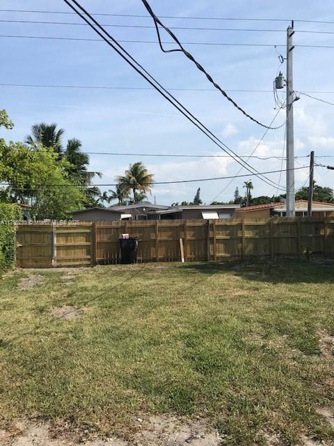 Foto del edificio - 1632 NE 183rd St