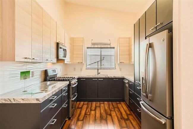 Foto del edificio - Elegant 2-Bedroom Condo in Gated Community...