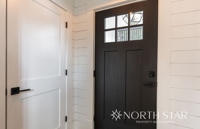Building Photo - Remodeled Sellwood Bungalow