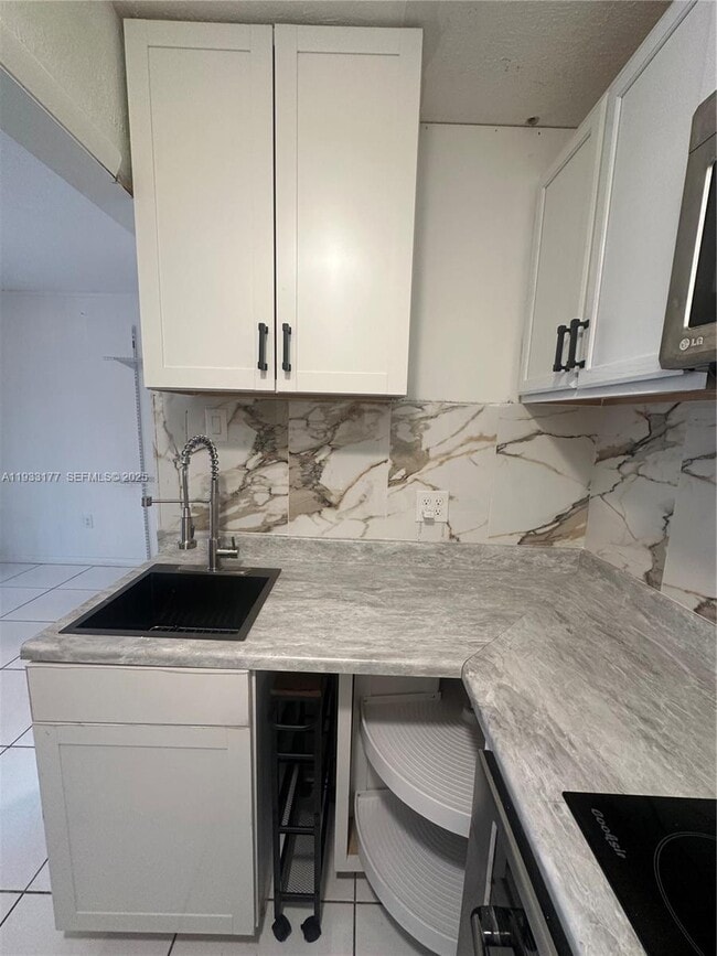 Foto del edificio - 7606 Embassy Blvd