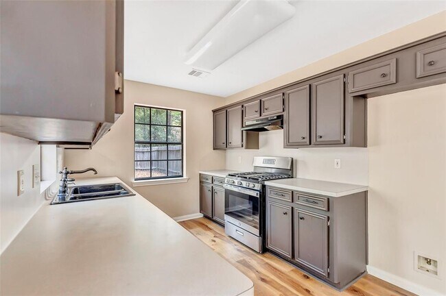 Foto del edificio - 507 Odessa Dr