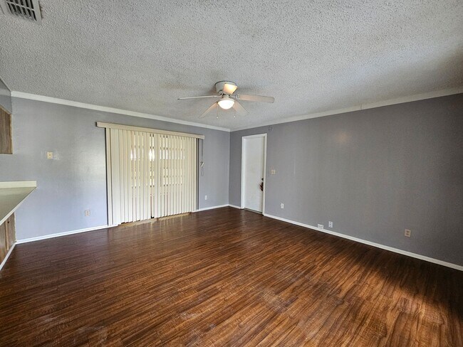 Foto del edificio - Spacious 3-Bedroom Home with Oversized Lan...