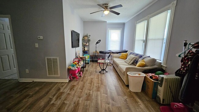 Building Photo - Nicely Updated 4 Bedroom Duplex, Portsmout...