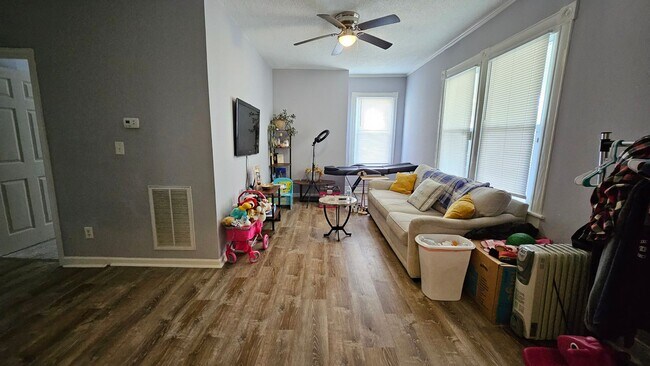 Foto del edificio - Nicely Updated 4 Bedroom Duplex, Portsmout...