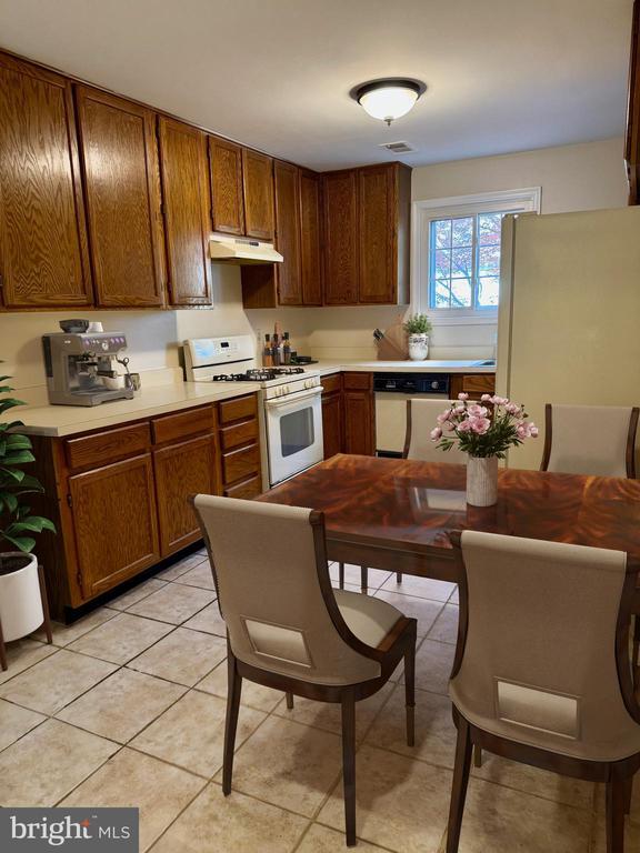 Foto del edificio - 725 Twin Holly Ln