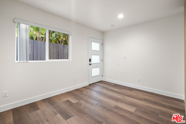 Foto del edificio - 2527 Hauser Blvd