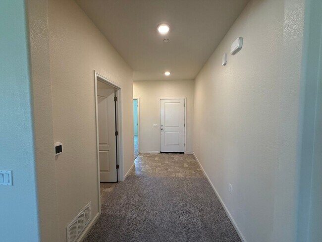 Foto del edificio - Single story home in with large backyard!