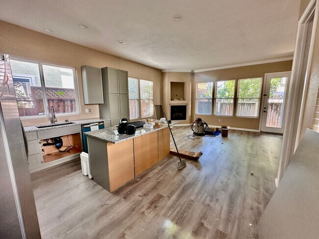 Foto del edificio - 4 bed/ 4.5 bath in Santa Rosa