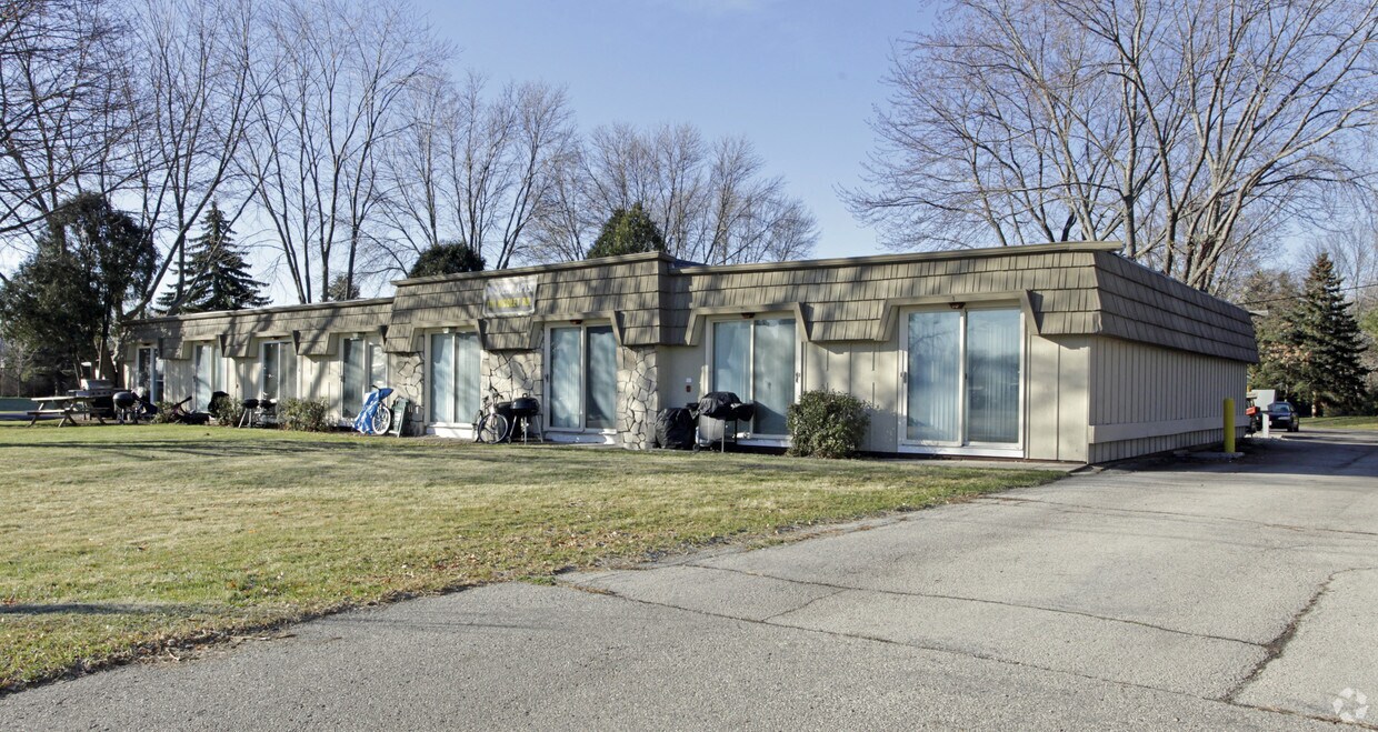 Primary Photo - 1111 S Nicolet Rd