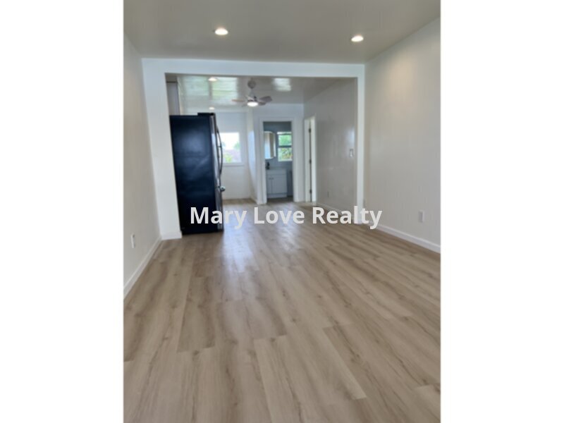 Foto principal - Multifamily Home - Upstairs Unit 2 Bed 1 Bath
