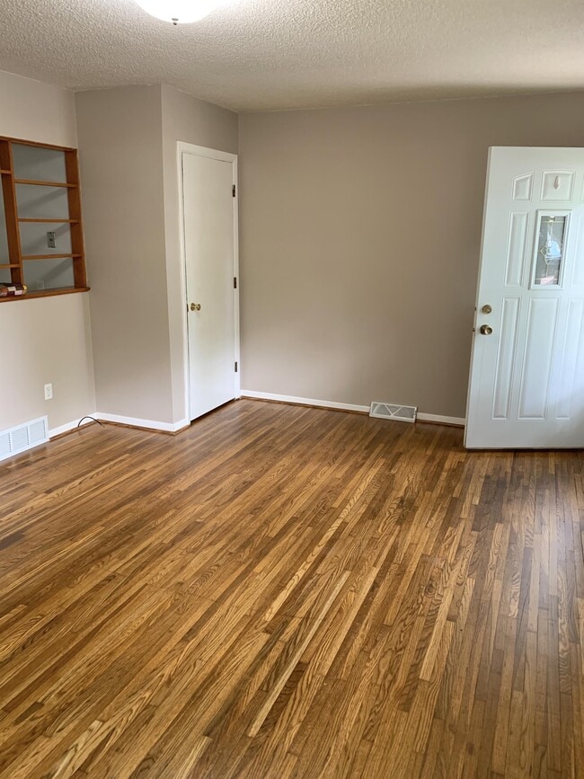 Building Photo - 513 W Clark St