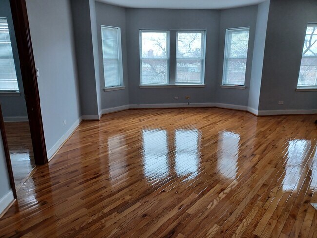 Foto del edificio - 5741 N Kimball Ave