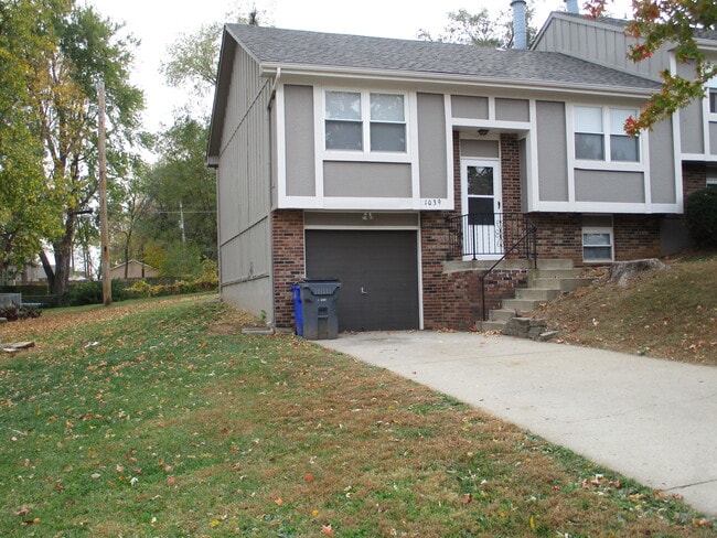Building Photo - 1039 E Huntington Pl