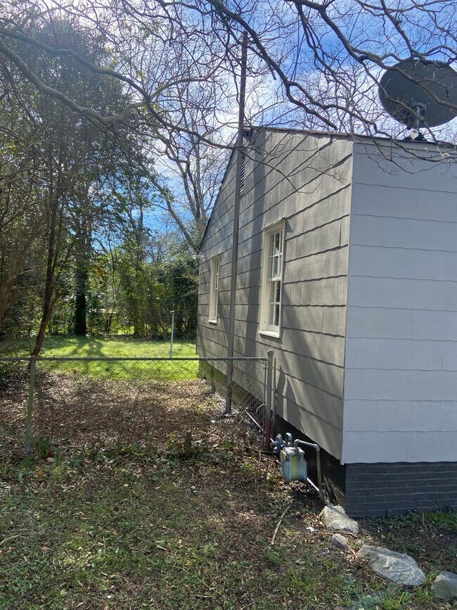 Building Photo - **UPCOMING**2 Bedroom / 1 Bathroom Home fo...