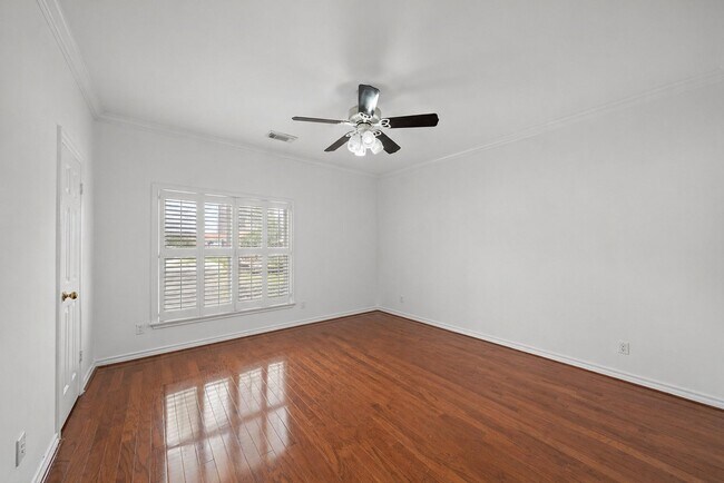 Foto del edificio - 5136 Chevy Chase Dr