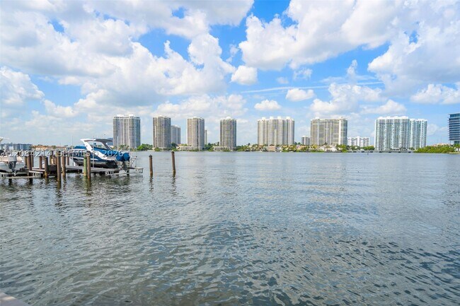 Foto del edificio - 18100 N Bay Rd