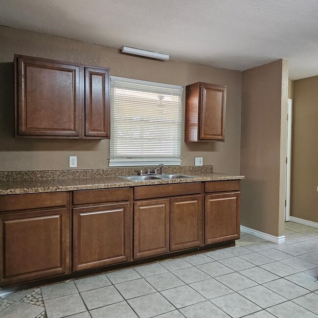 Building Photo - 801 W Golf Course Rd