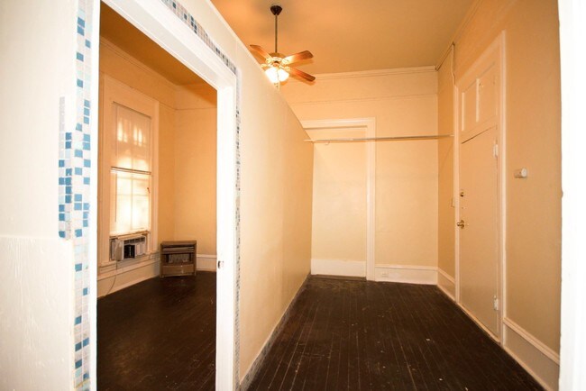 Building Photo - 822 E Carson