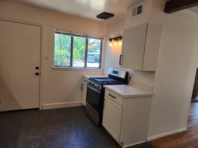 Foto del edificio - 4 bedroom, 2 bath, 2 car garage