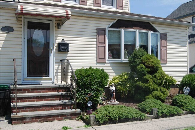 Building Photo - 126 S 11th St