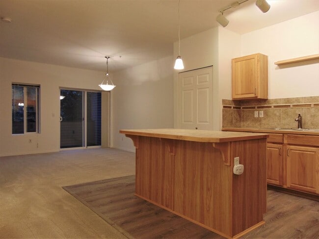 Building Photo - Lovely and Spacious 2 BR/1.75 BA Kirkland ...