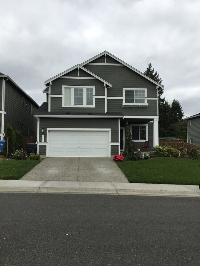 Building Photo - Large 4 bedroom home