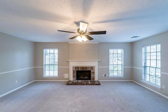 Foto del edificio - 75 Breezy Point Pl