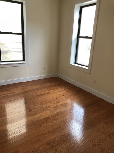 Building Photo - Amazing 1 Bedroom Apartment in Sunnyside