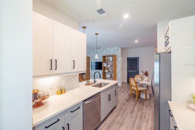 Building Photo - 1420 Lakefront Dr