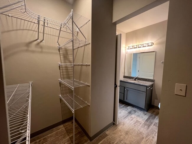 Las fotos son solo como referencia del acabado; consulte el plano para obtener detalles de distribución específicos. - Harbor Pointe