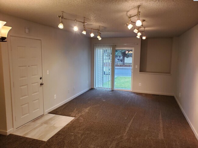 Building Photo - Newly renovated ground floor unit