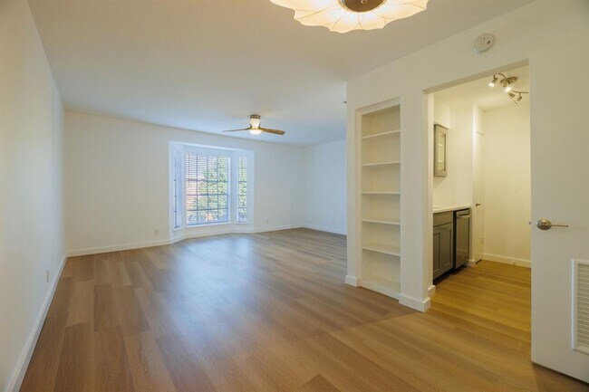 Foto del edificio - 7920 Rockwood Ln