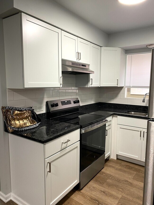 Foto del edificio - 4039 W 119th St
