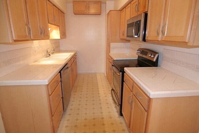 Foto del edificio - "Spacious 1-Bedroom Gem in the Heart of Sherman Oaks - 1323 Sq Ft of Comfort!"