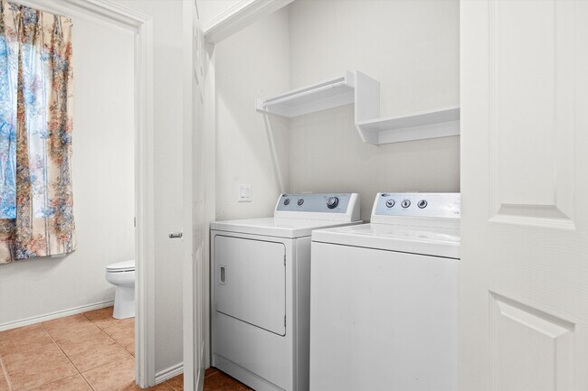 Foto del edificio - 2725 Hyde Park Dr