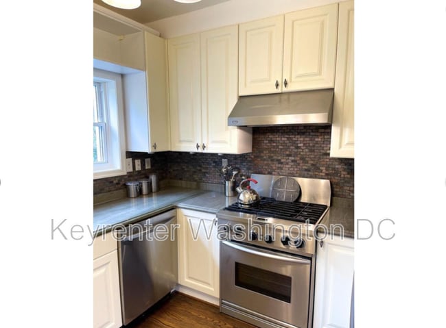 Foto del edificio - 242 Emerson St NW