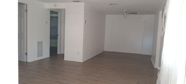 Building Photo - 131 E Camphor St