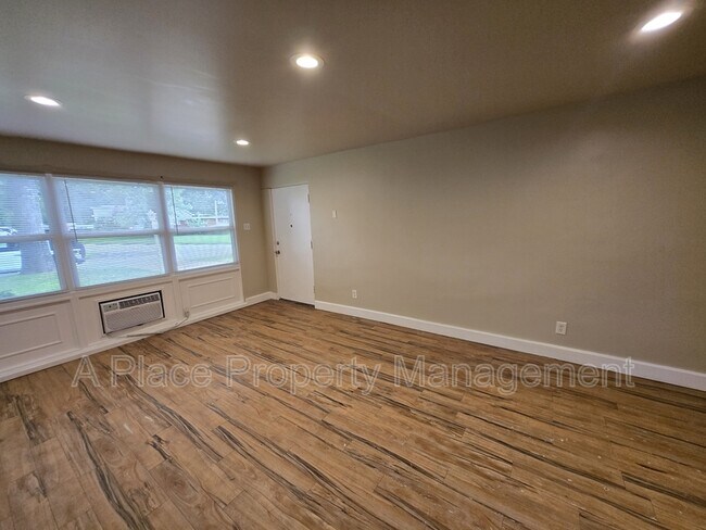 Foto del edificio - 8444 Engler Ave