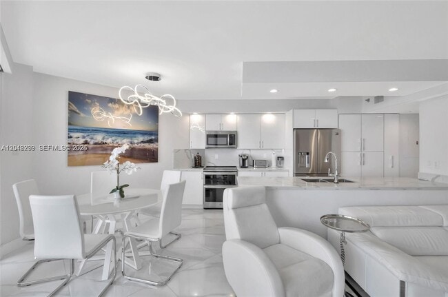 Building Photo - 16425 Collins Ave