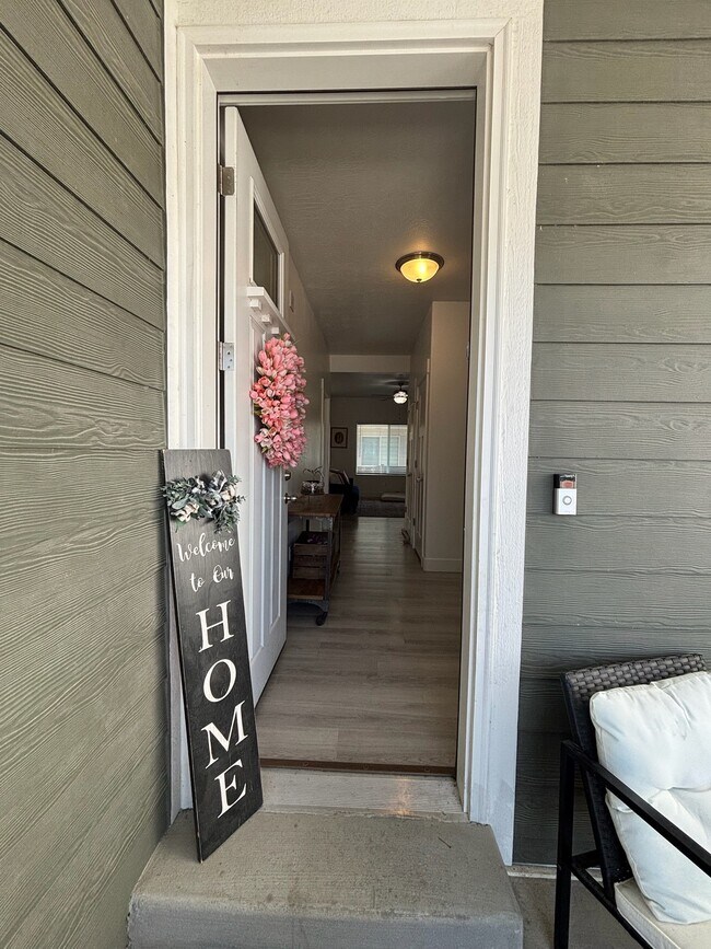 Front Entry - 421 E 280 N